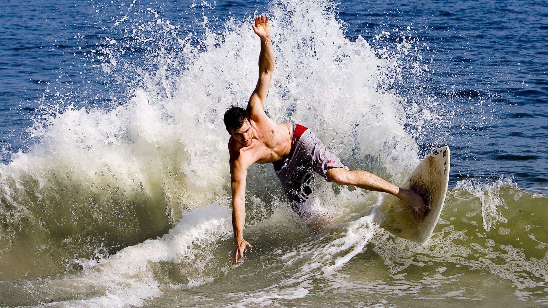 库里回归赛场，爆冷首场状态亮眼，热火观众沸腾！